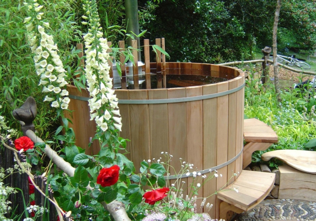 bain à remous extérieur en bois marches-anneaux-métalliques